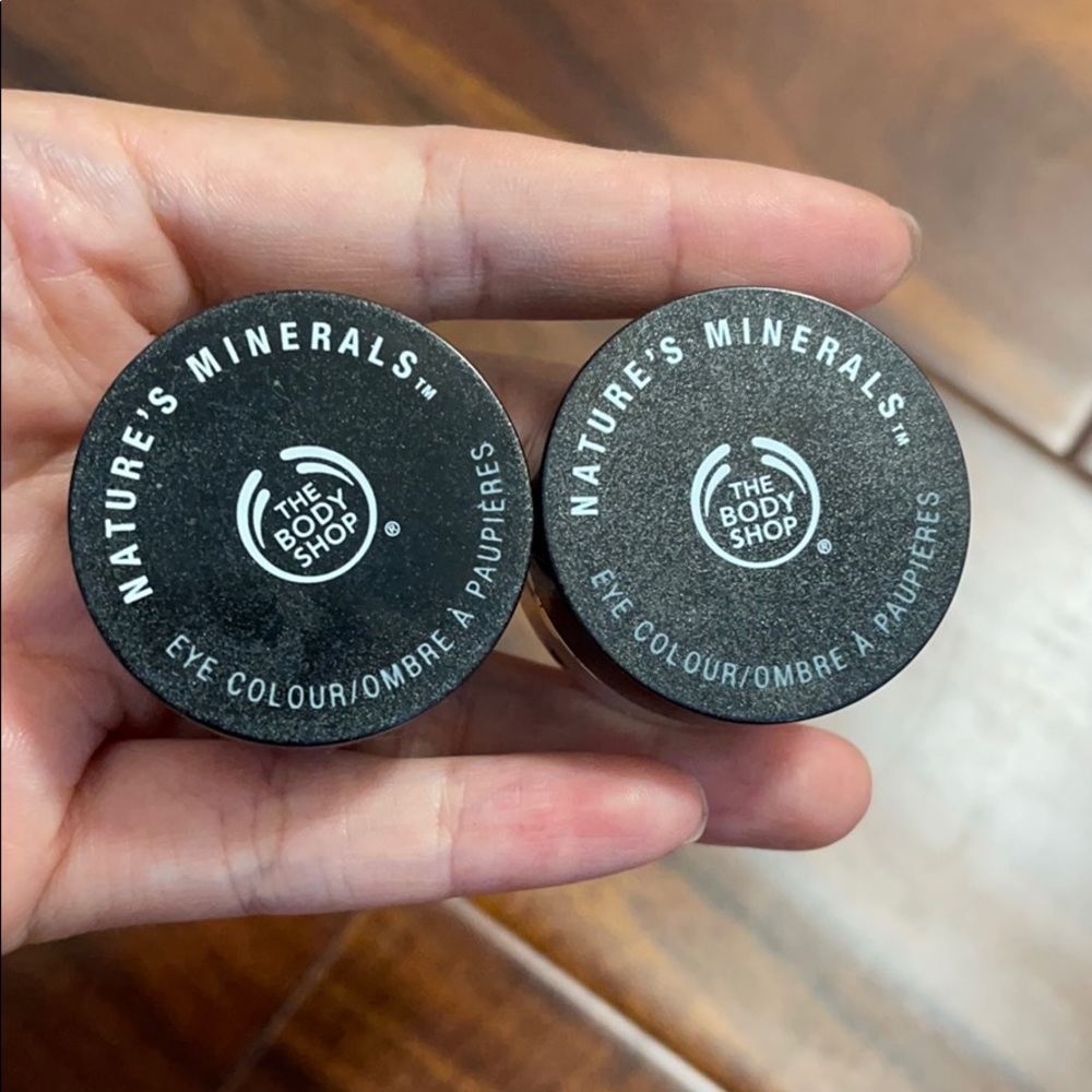 The body shop eyeshadow with brush